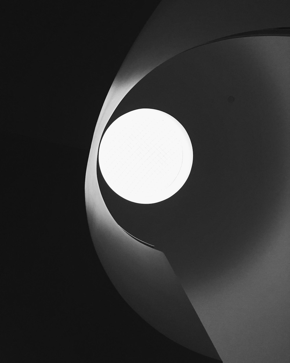 foto de baixo ângulo da lâmpada pendente redonda