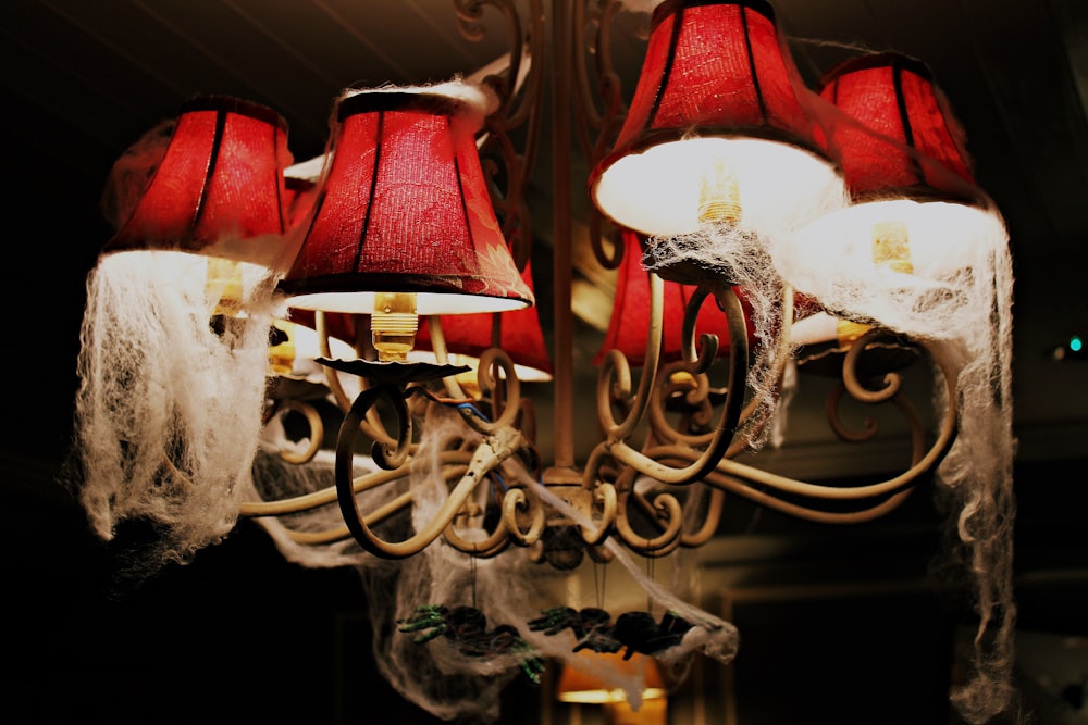 lampadario uplight rosso e marrone