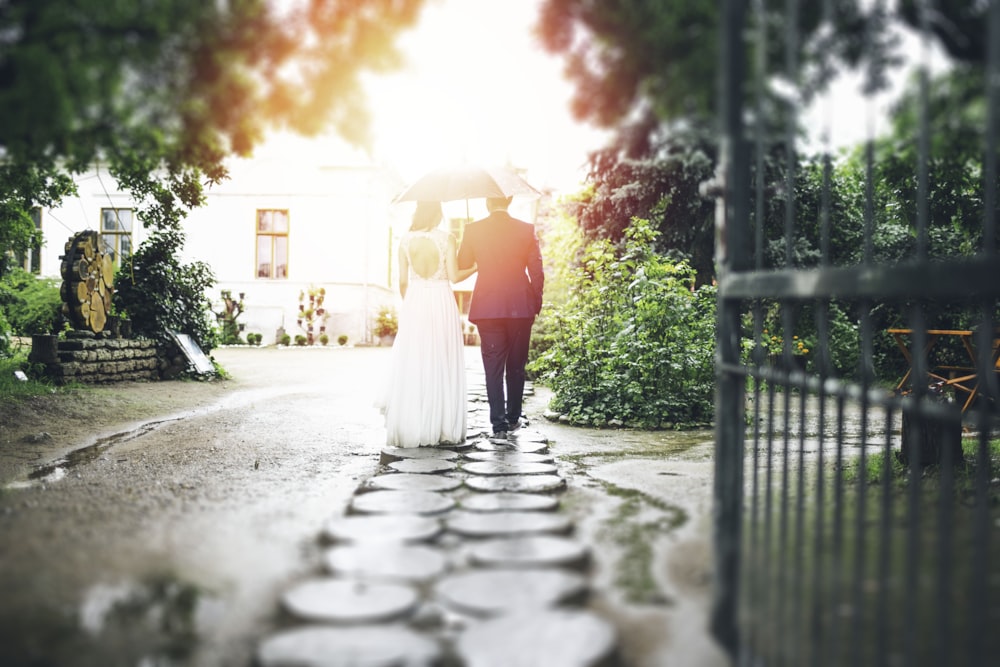 mariée et le marié marchant sur le sentier