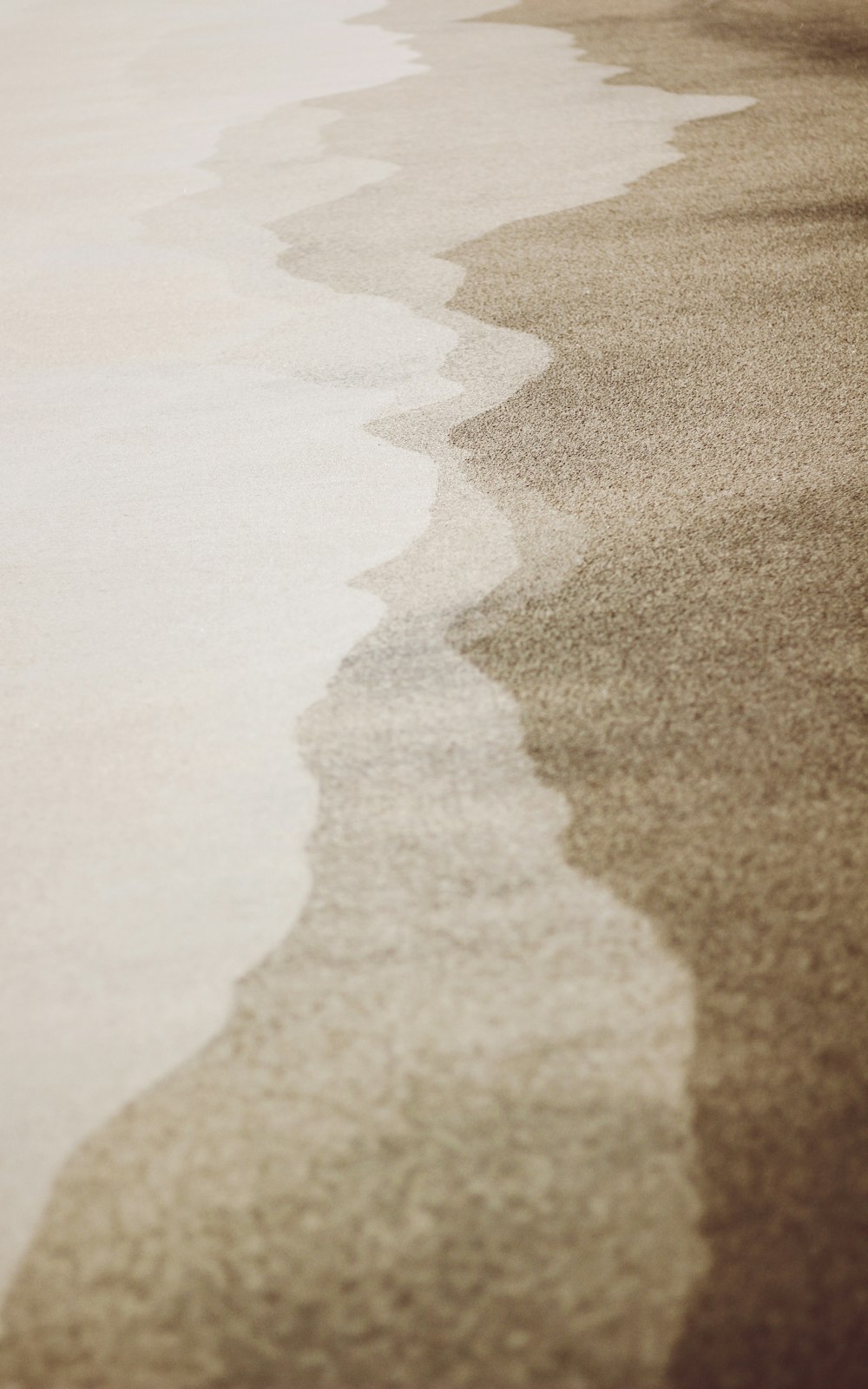 Eine Person, die an einem Strand am Meer spazieren geht