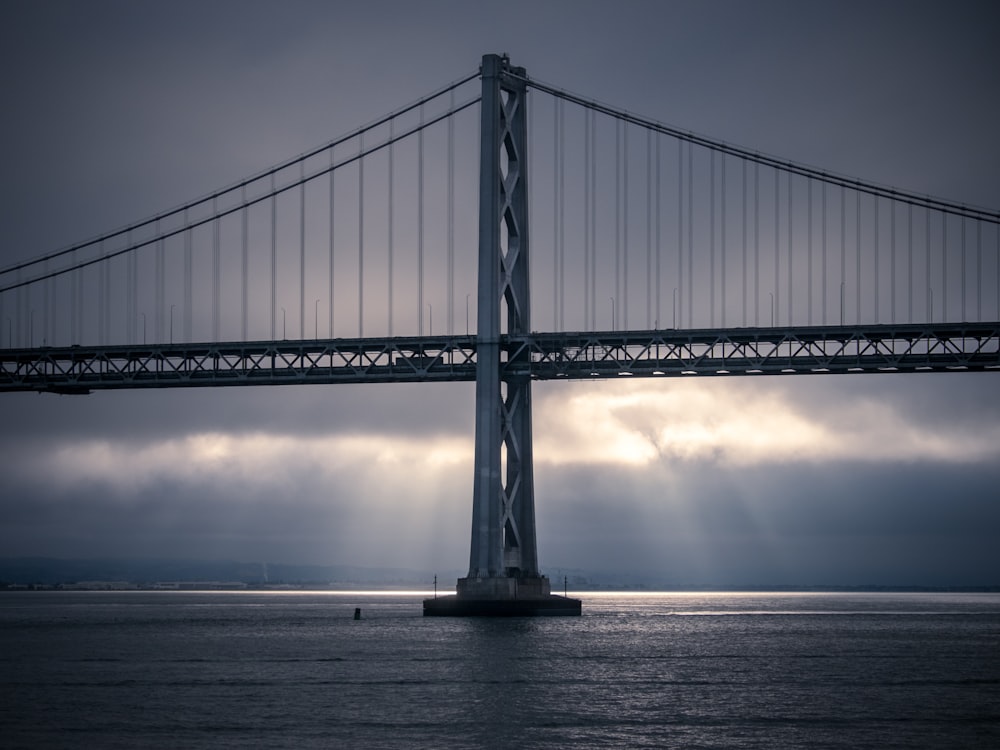 Foto arquitectónica del puente de metal gris durante el día