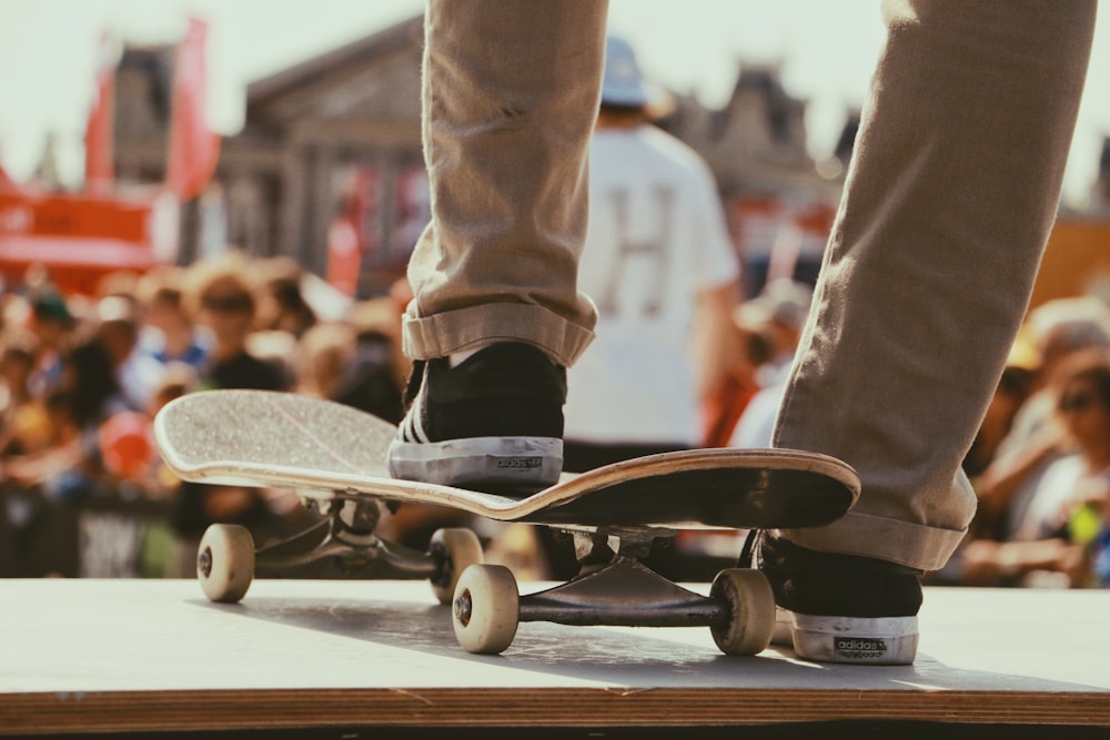 Person, die auf dem Skateboard steht