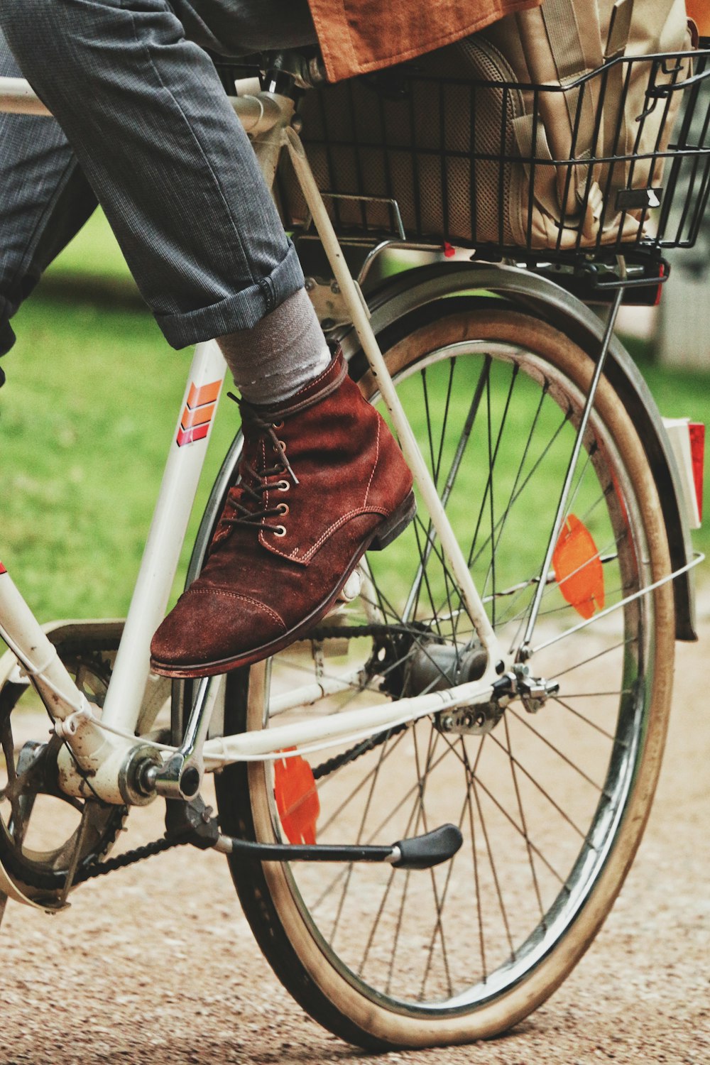 La persona usa un zapato de vestir de gamuza marrón