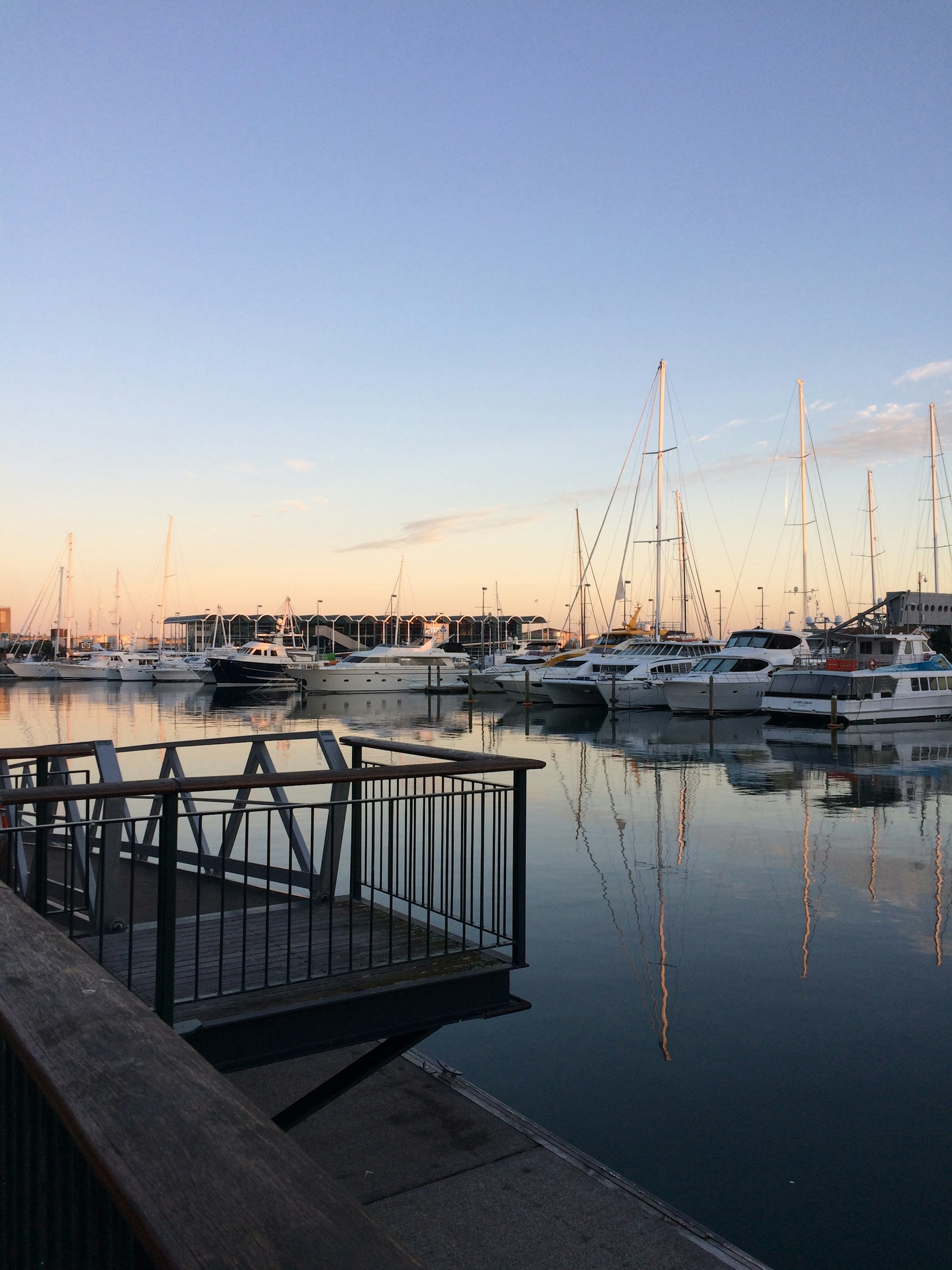 gray computer monitor