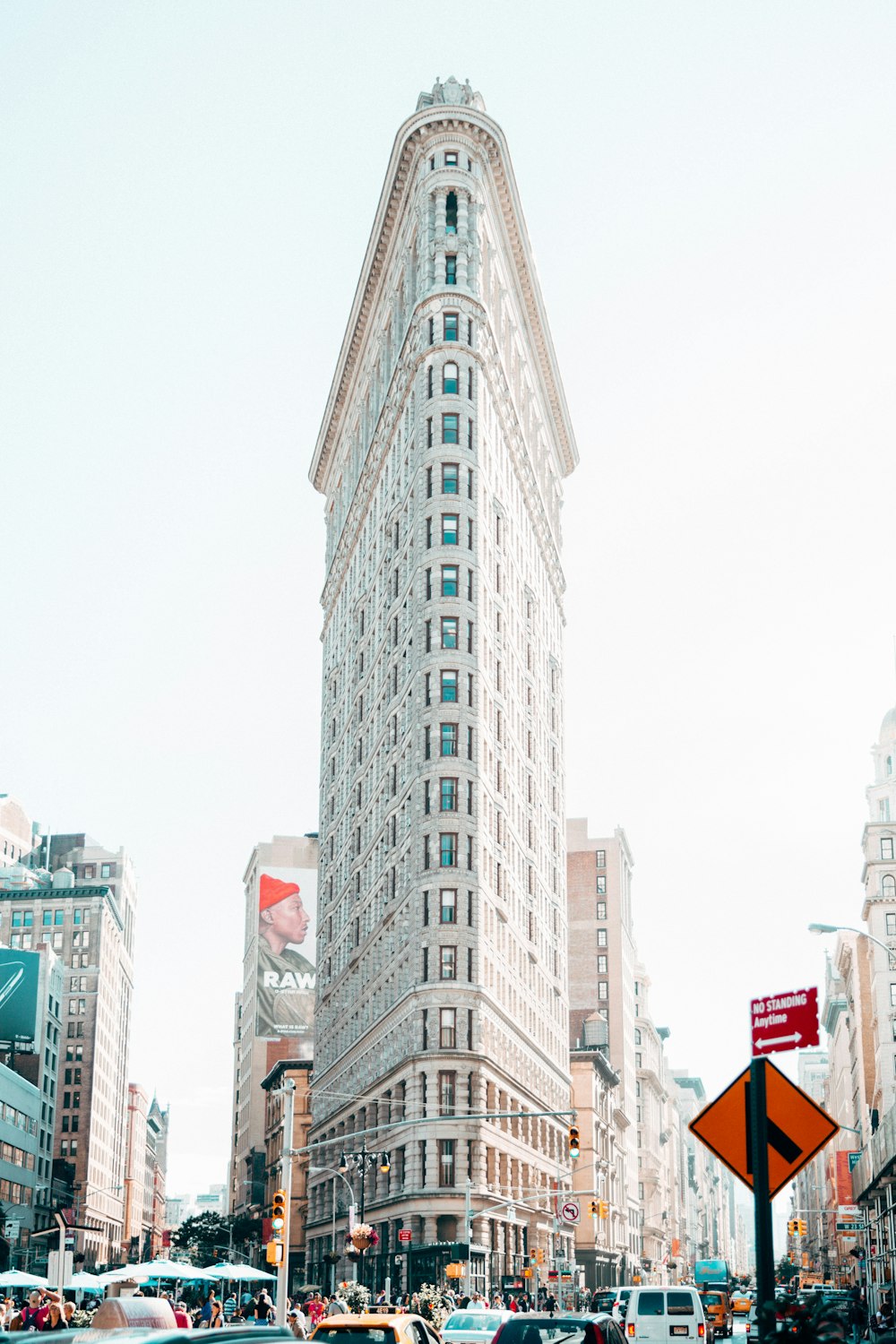 Edificio de hormigón blanco y gris durante el día