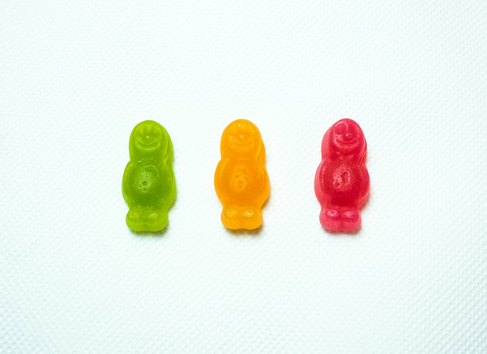 três ursos de goma de cor variada