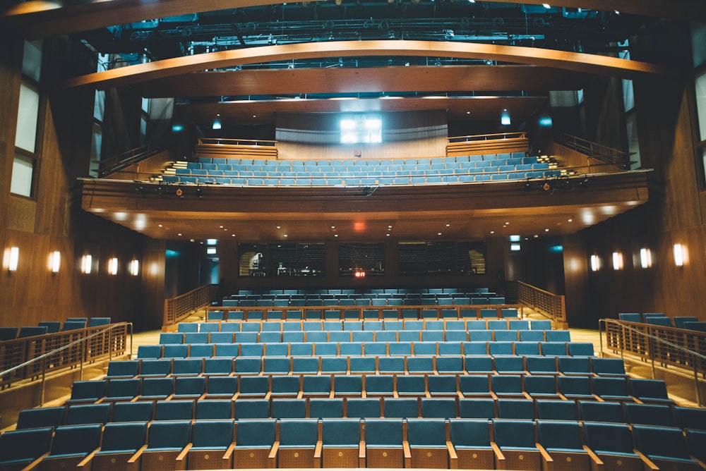 interior azul e cinza do teatro