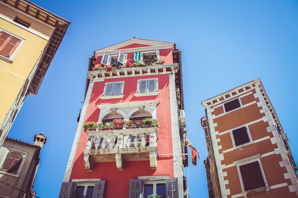 Photographie en contre-plongée d’un immeuble de grande hauteur sous un ciel bleu