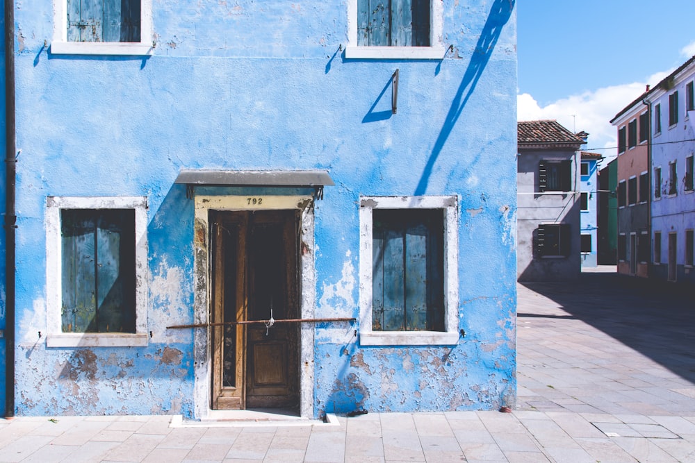 Casa de hormigón blanco y azul