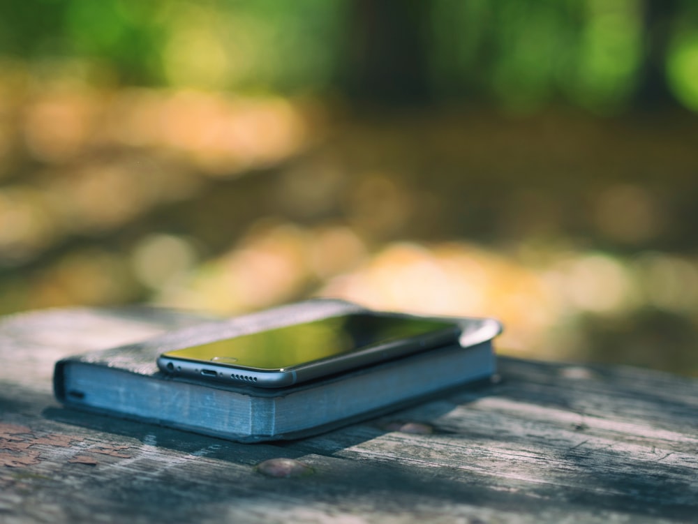 iPhone 6 gris sidéral sur le dessus de la photo de livre noir