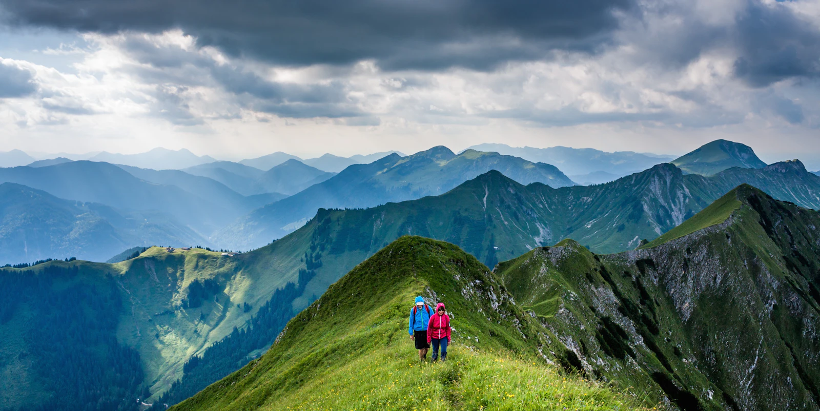 Randonneurs progressant sur une crête de montagne — image d'illustration