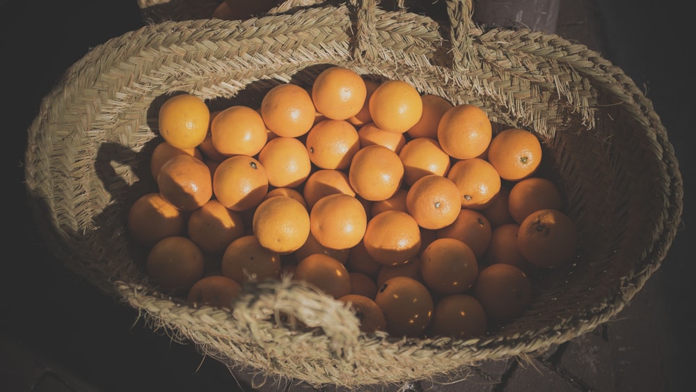Frutas naranjas en canasta