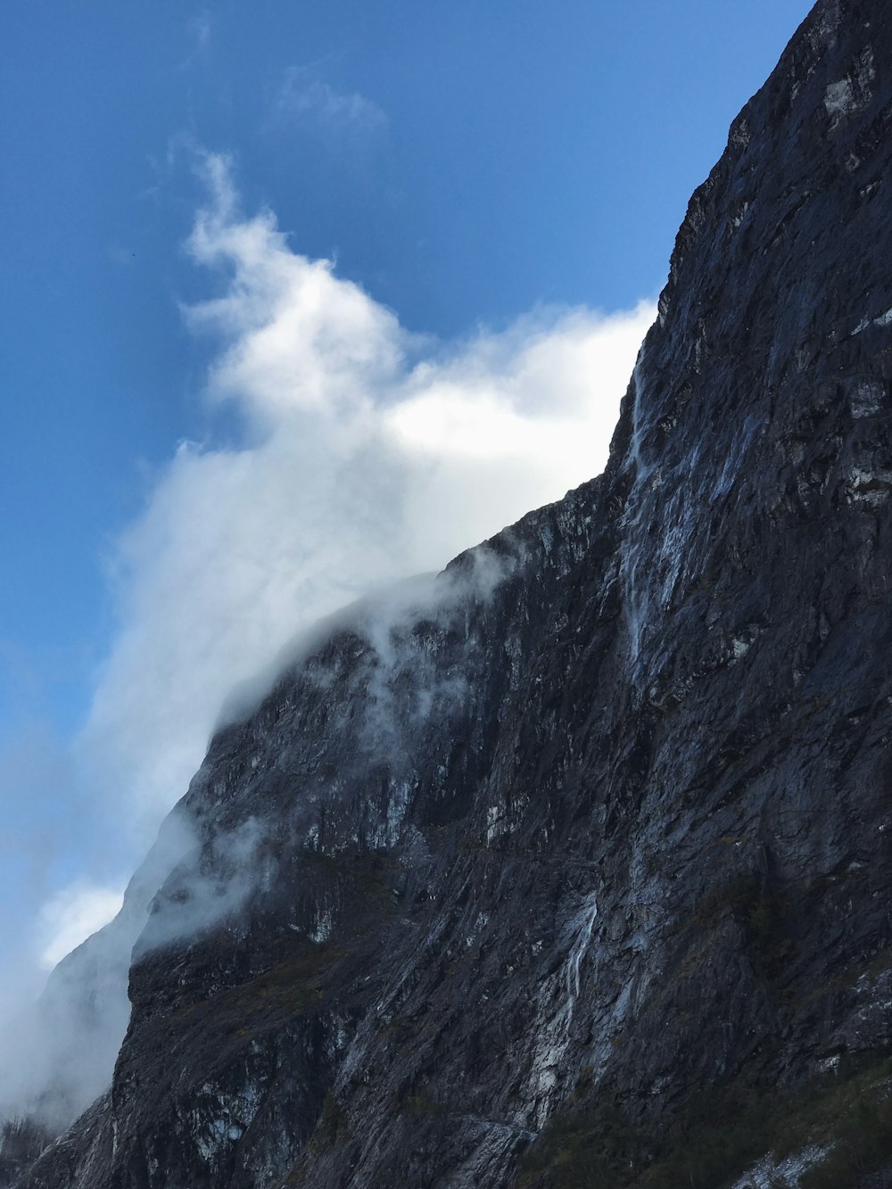 montagna grigia sotto il cielo blu