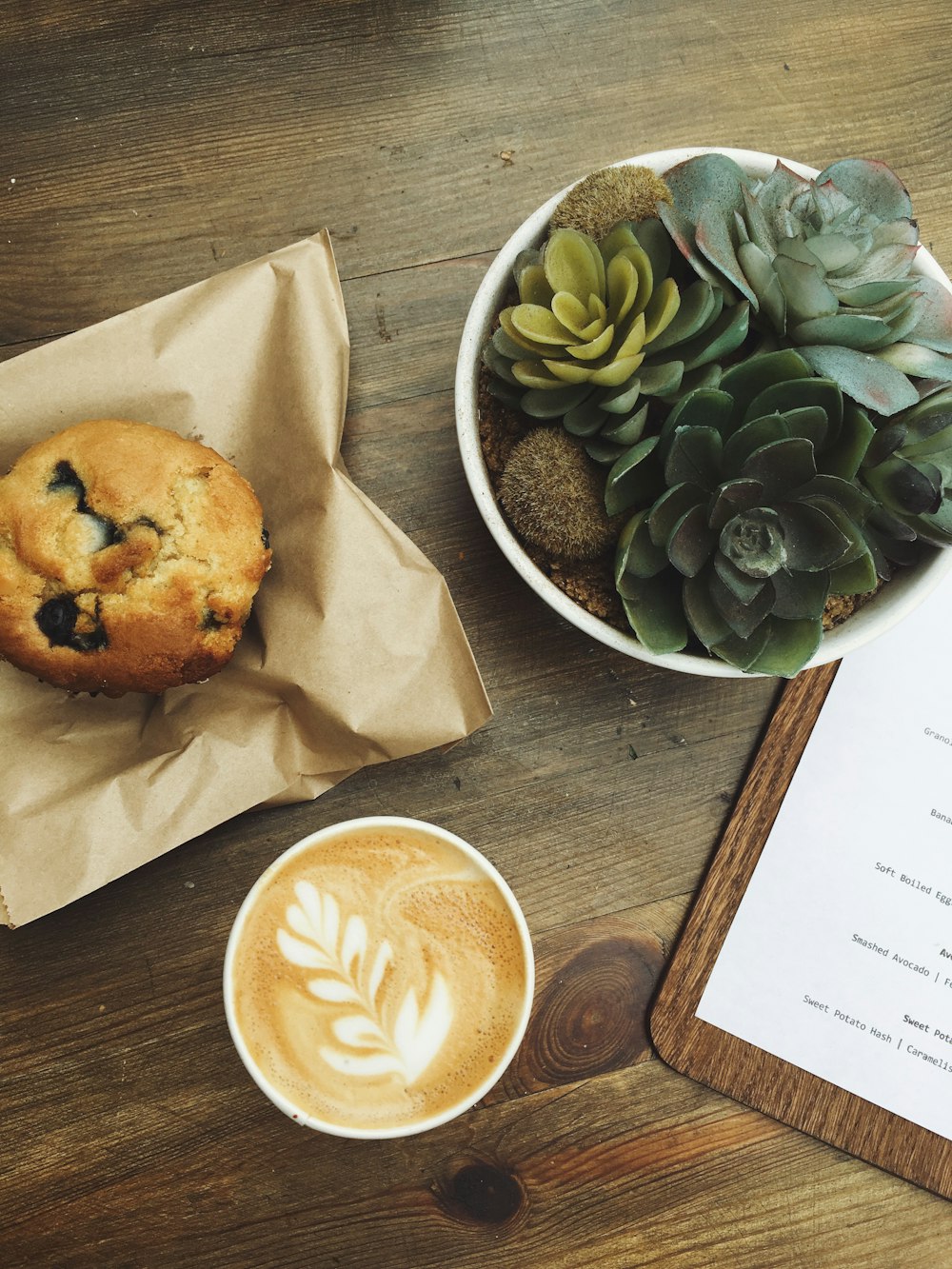 Muffin auf braunem Papier serviert