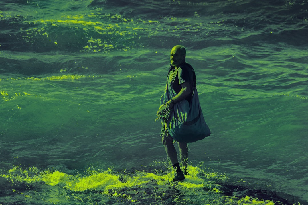Охраны человеческой жизни на море. Марокко джунгли. Море жизни. Человек Графика зеленый. Фото картинка Асила.