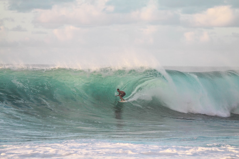 Persona montando ola en Hawái.