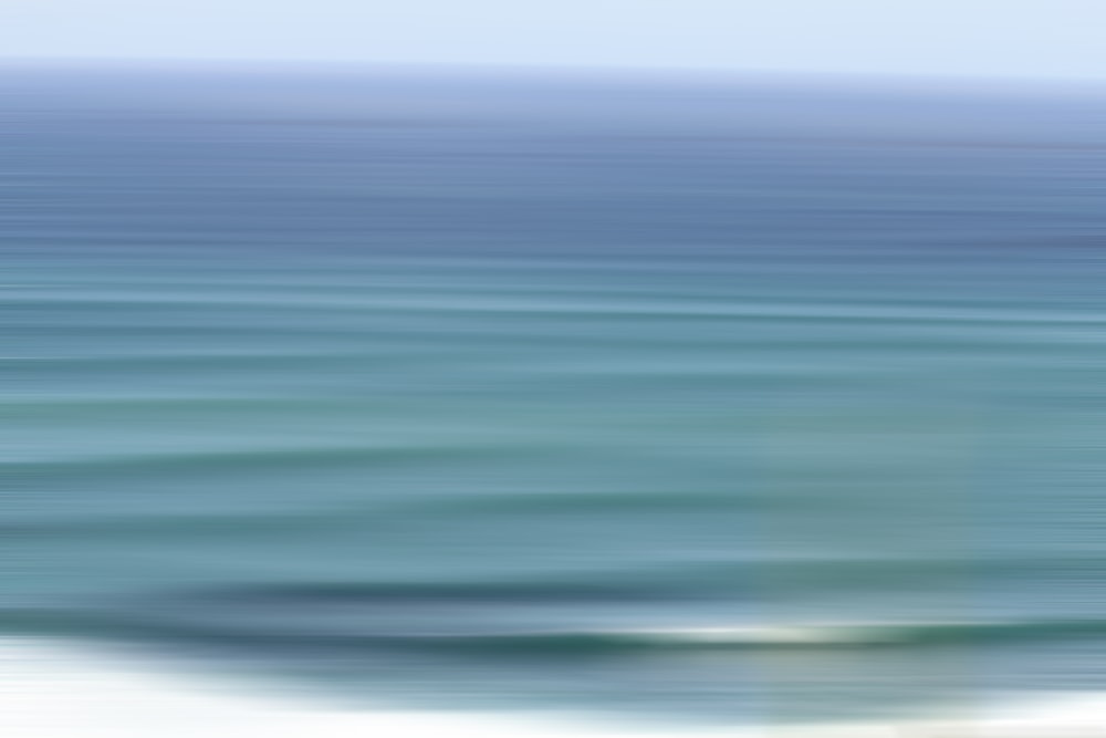 Une image floue de l’océan.