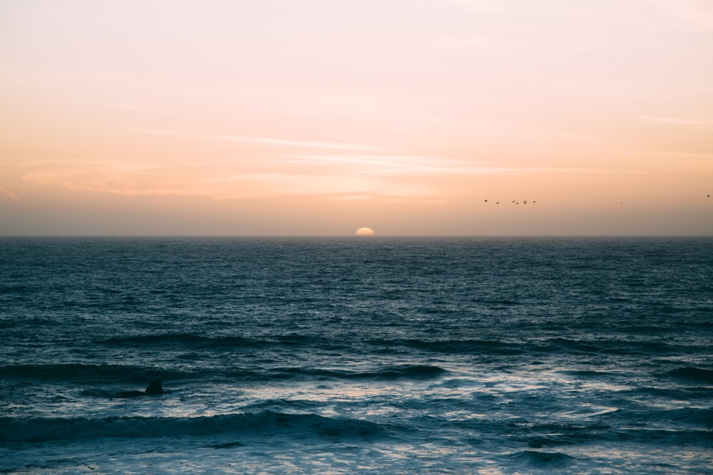 Ondas do mar sob o pôr do sol