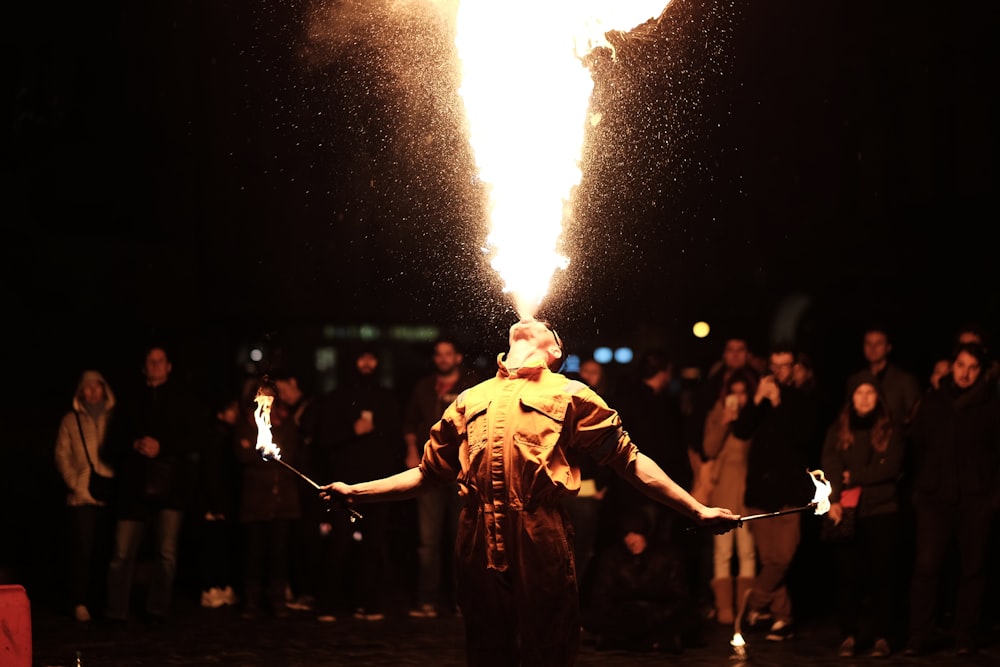 pessoa respirando fogo