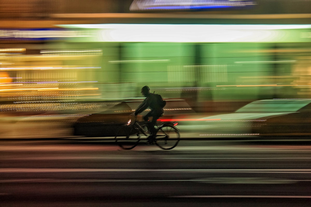 自転車　リアライト　夜の走行に必須　安全走行