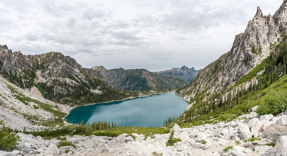 昼間の湖と山の風景写真