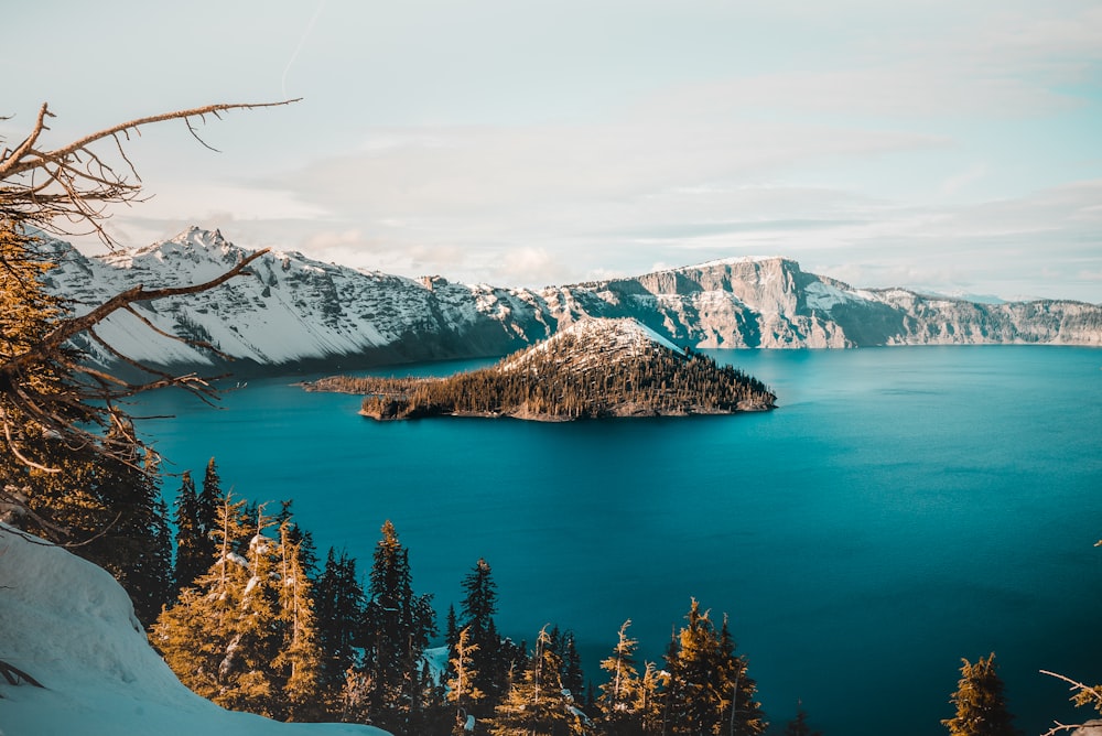 fotografia di paesaggio dell'isola nel lago