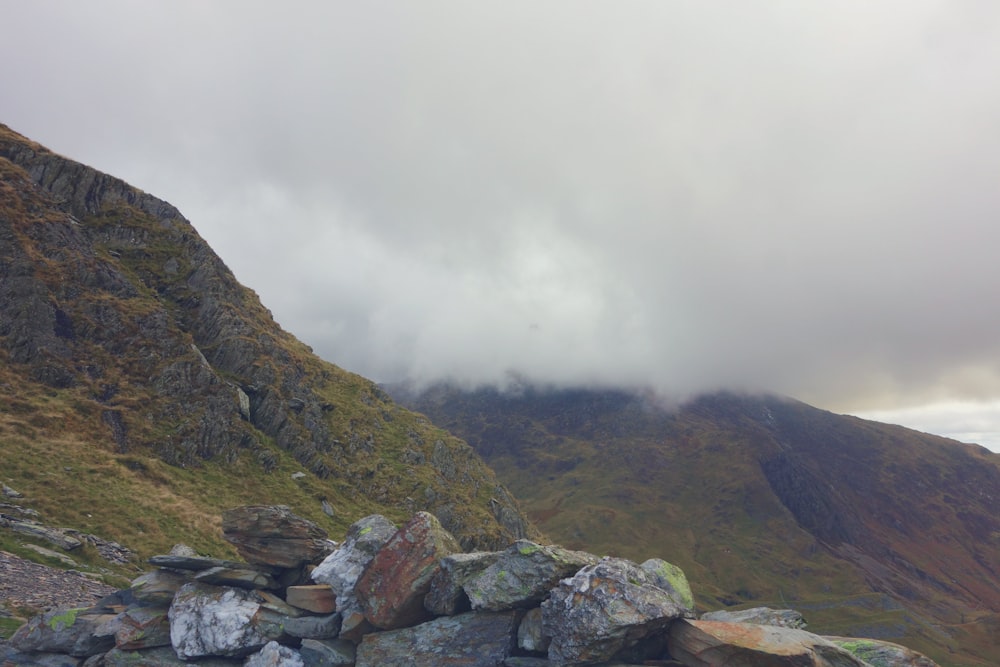 brouillard couvert de montagne pendant la journée