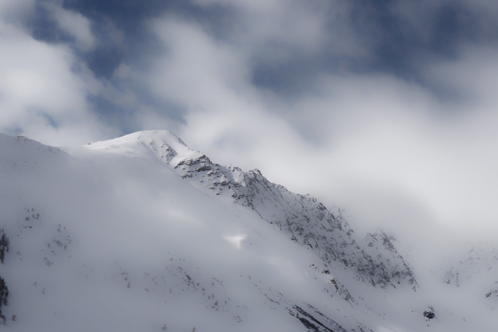 Montanha com neve durante o dia