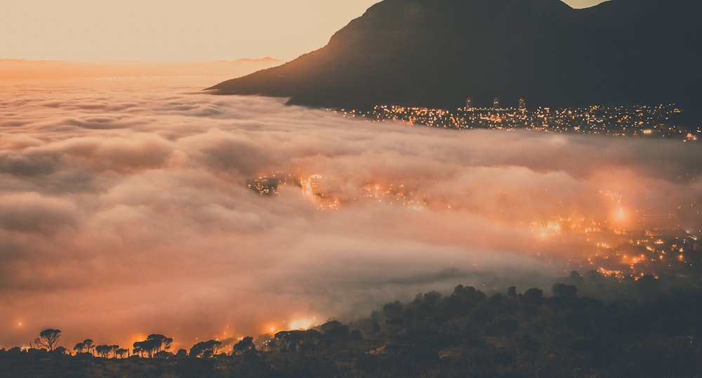 montagne nuageuse pendant le coucher du soleil