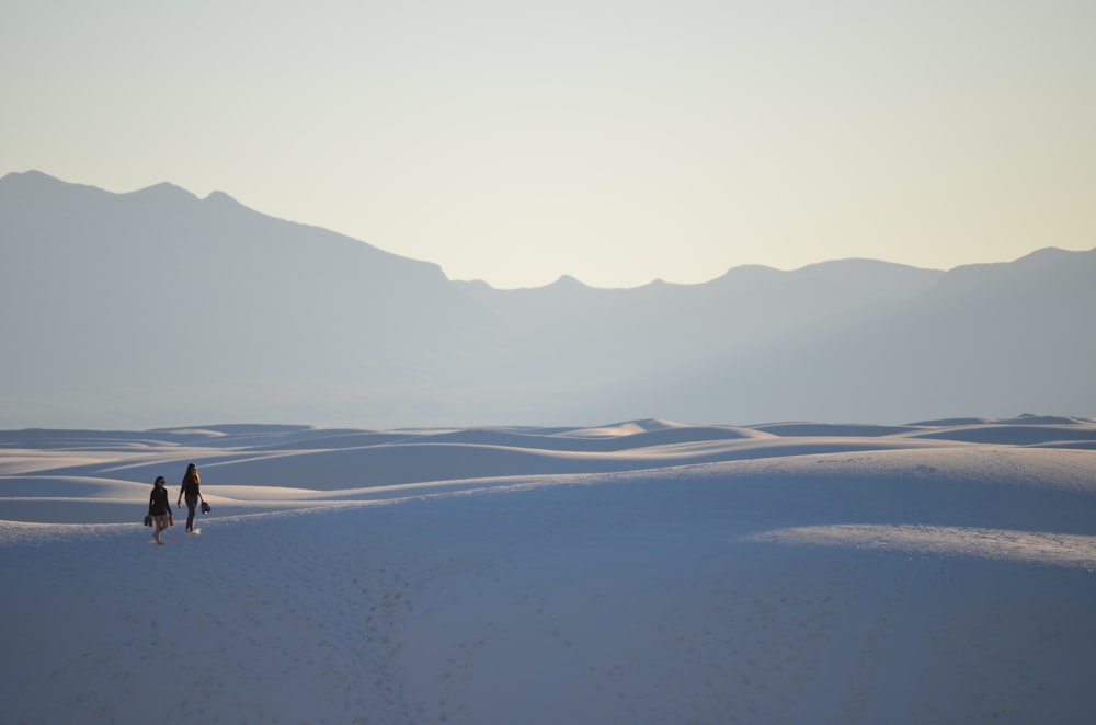 Dos personas en el desierto