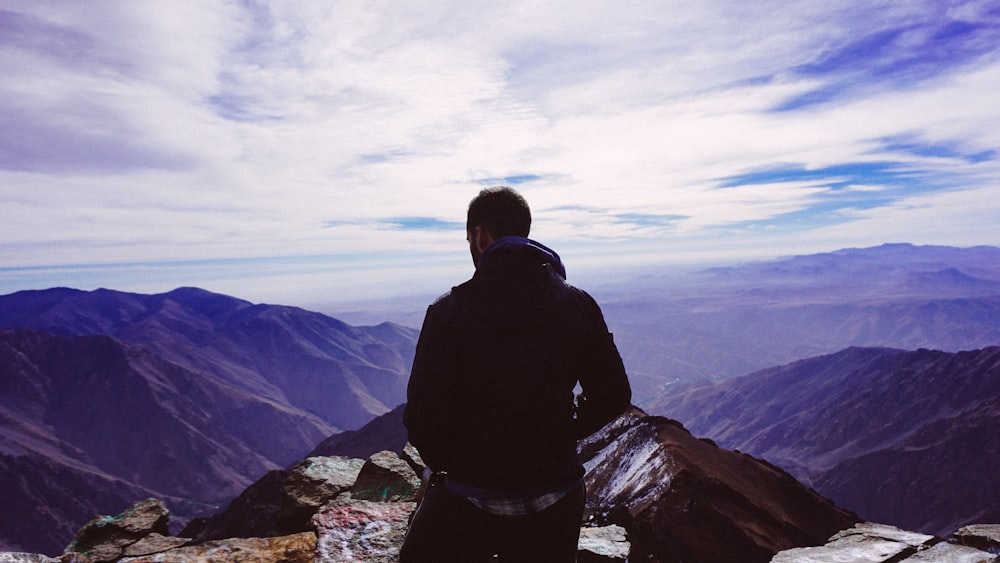 hombre de pie en la montaña durante el día