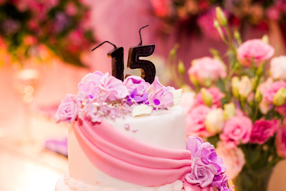 Foto focal selectiva del pastel de cumpleaños del 15