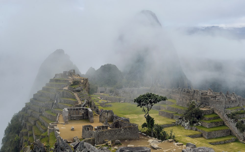 Paisaje montañoso cubierto de niebla