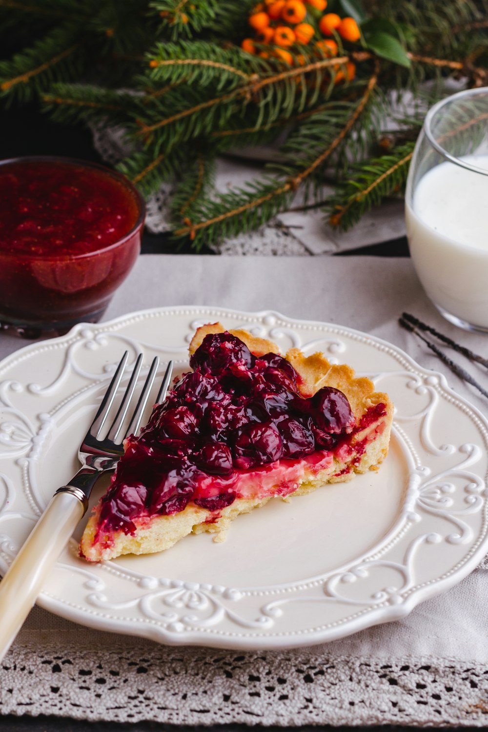 Tranche de tarte aux bleuets dans une assiette