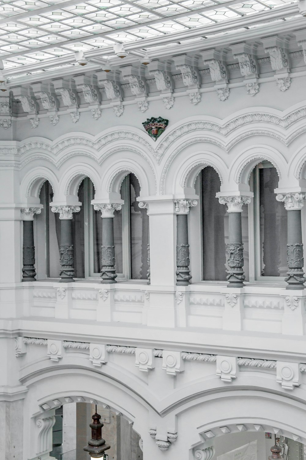 Photographie de bâtiment en béton blanc