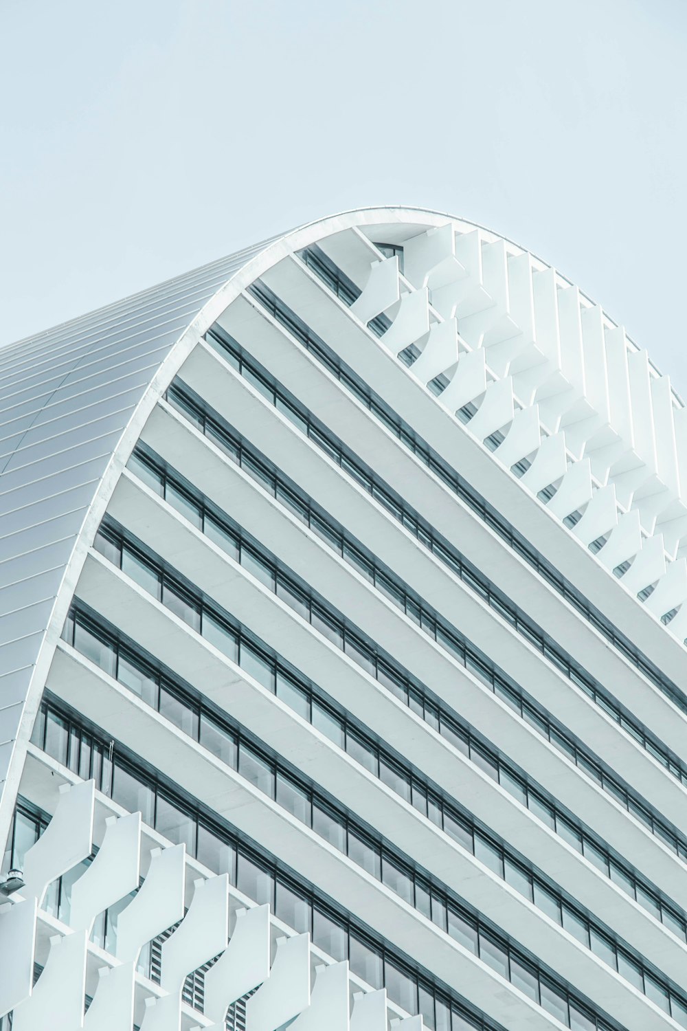 Edificio de hormigón blanco durante el día