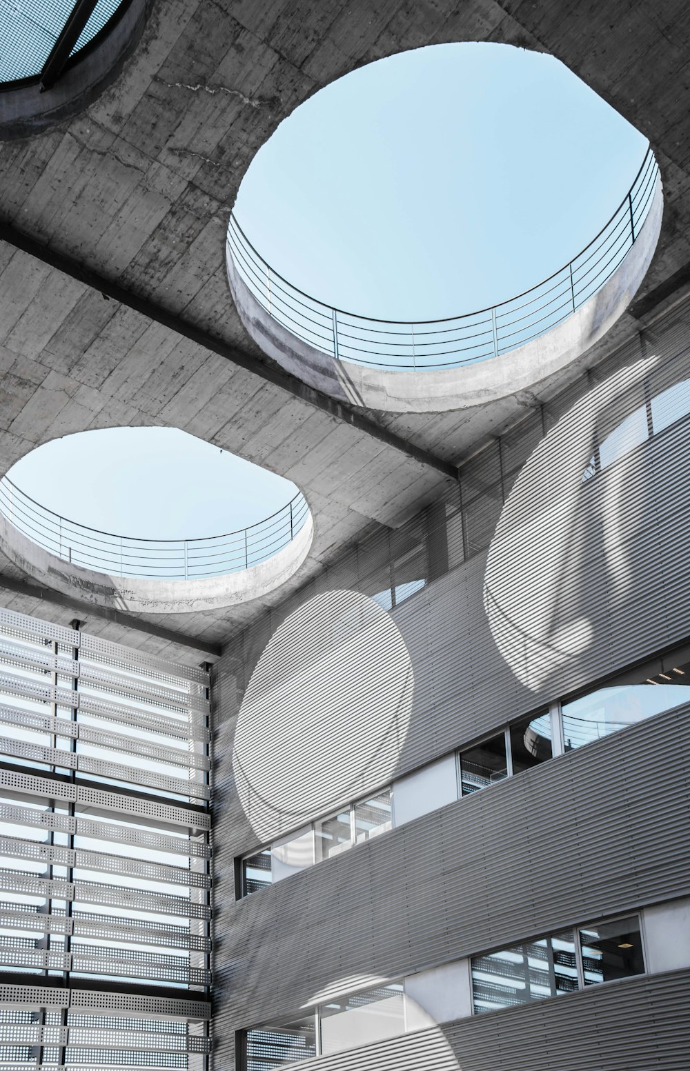 Bâtiment en béton gris pendant la journée