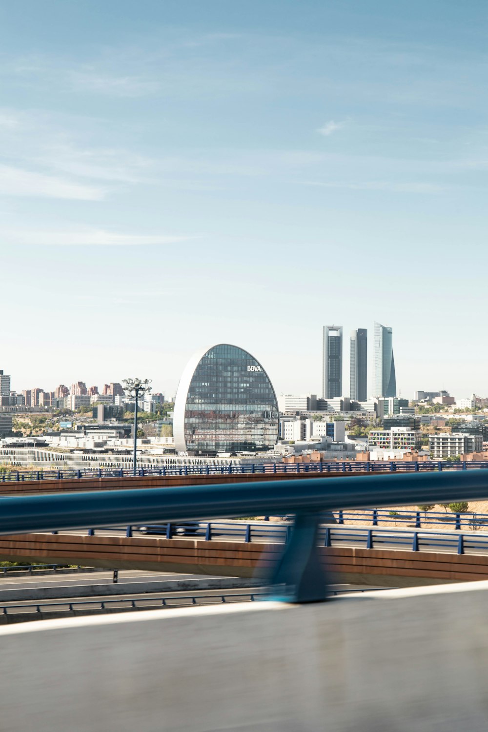 Edificios de hormigón gris durante el día