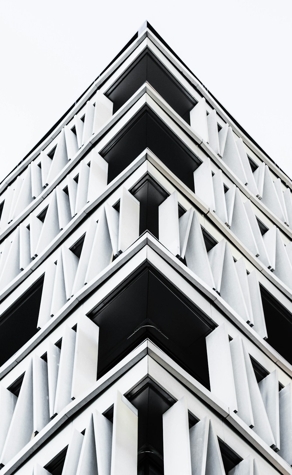 Edificio de gran altura blanco y negro