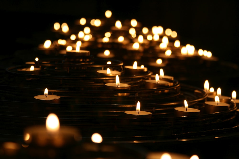 Photo en contre-plongée de bougies allumées