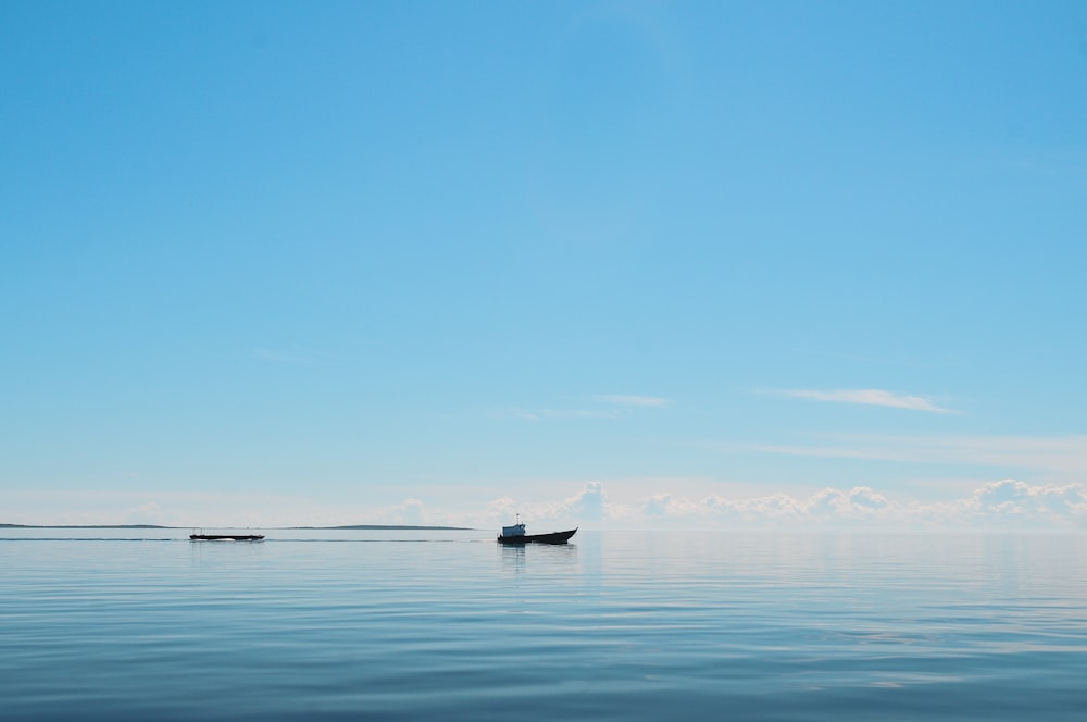 Silhouette eines Bootes auf dem Ozean