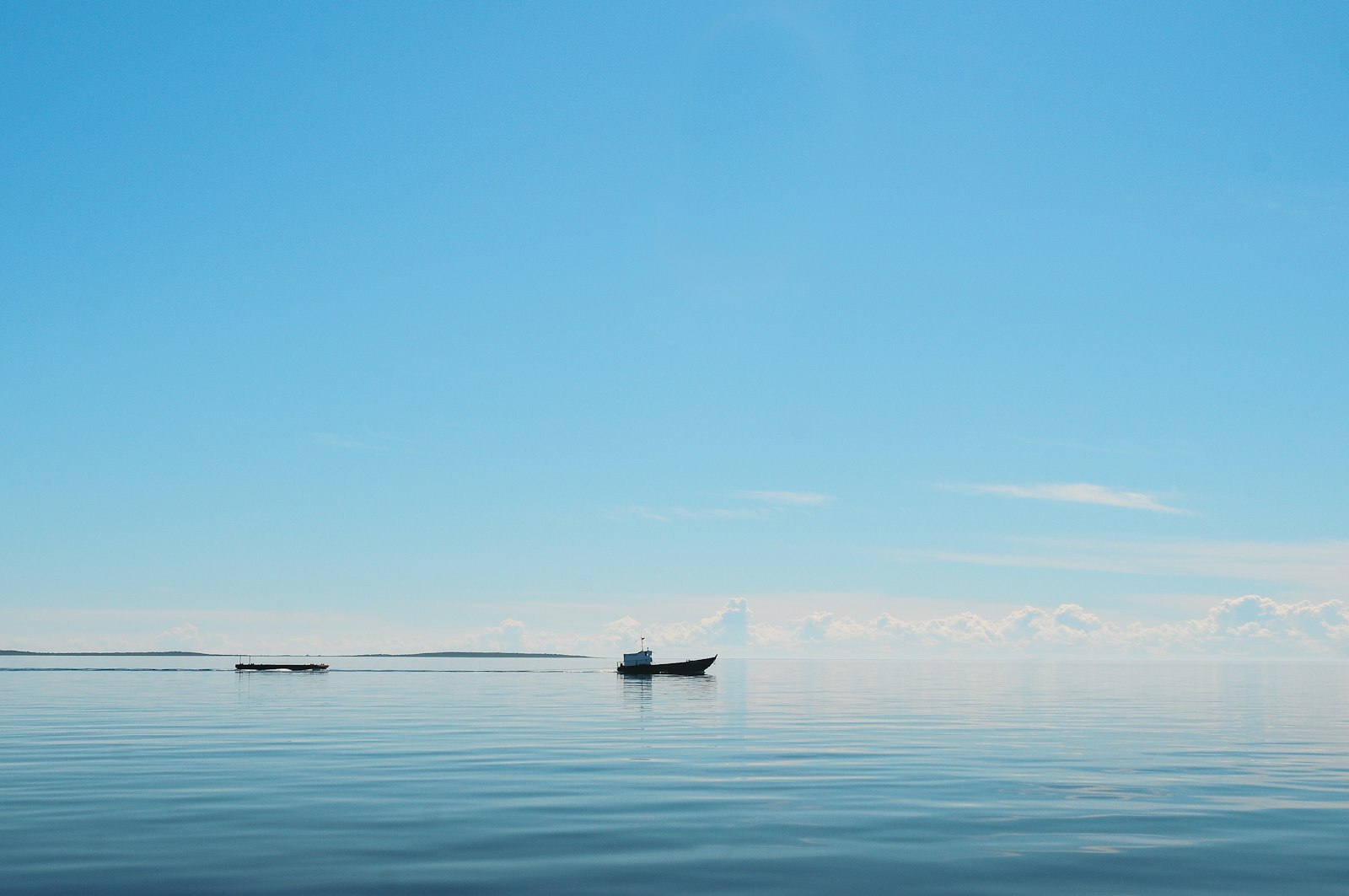 Nikon D300S + Nikon AF-S Nikkor 17-35mm F2.8D ED-IF sample photo. Silhouette of boat on photography