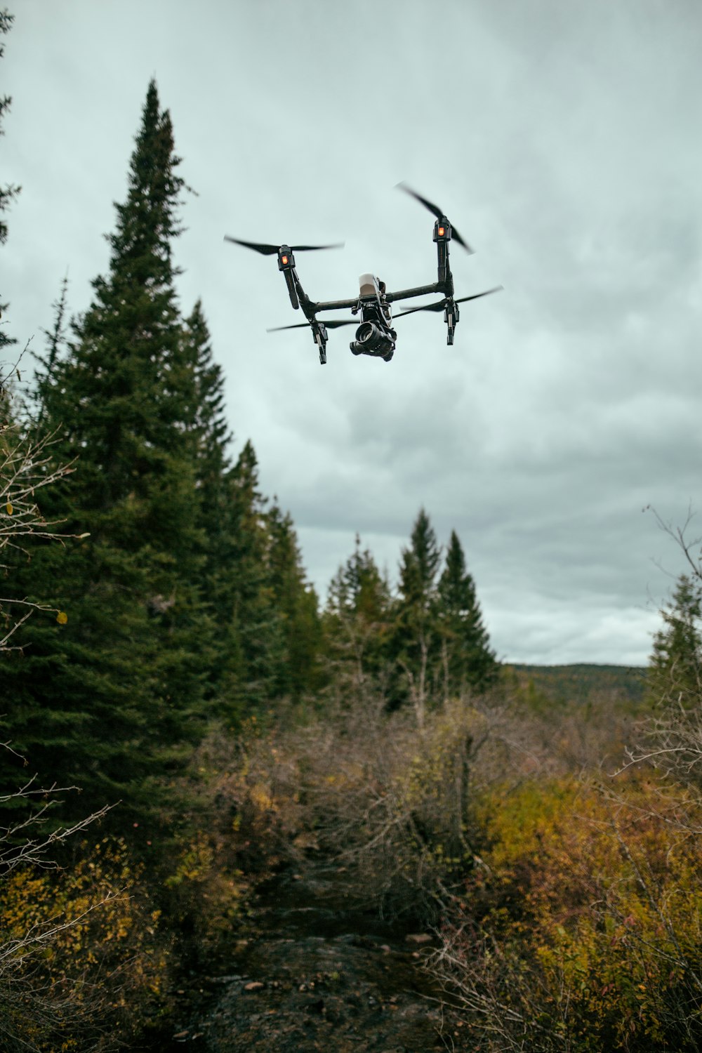 Drone quadricottero che vola a mezz'aria durante il giorno