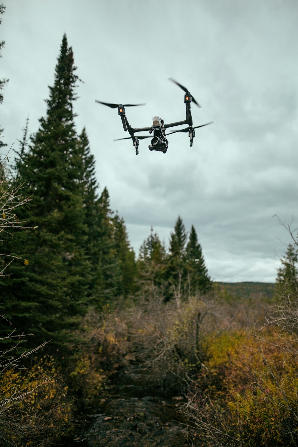 Drone quadricoptère volant dans les airs pendant la journée