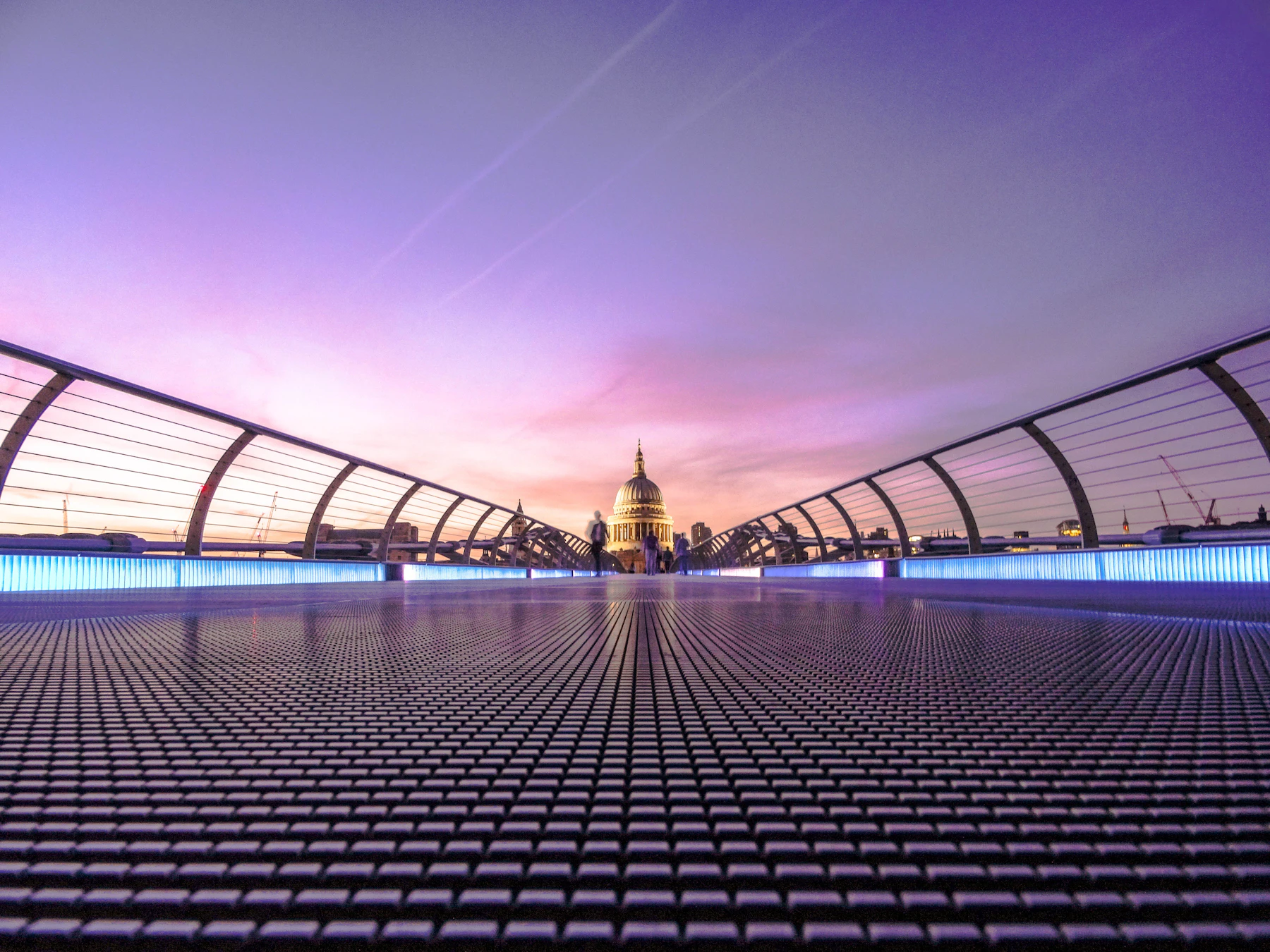 Une vue du Millenium Bridge à Londres avec la cathédrale Saint-Paul en arrière-plan, lumière dorée de fin de journée