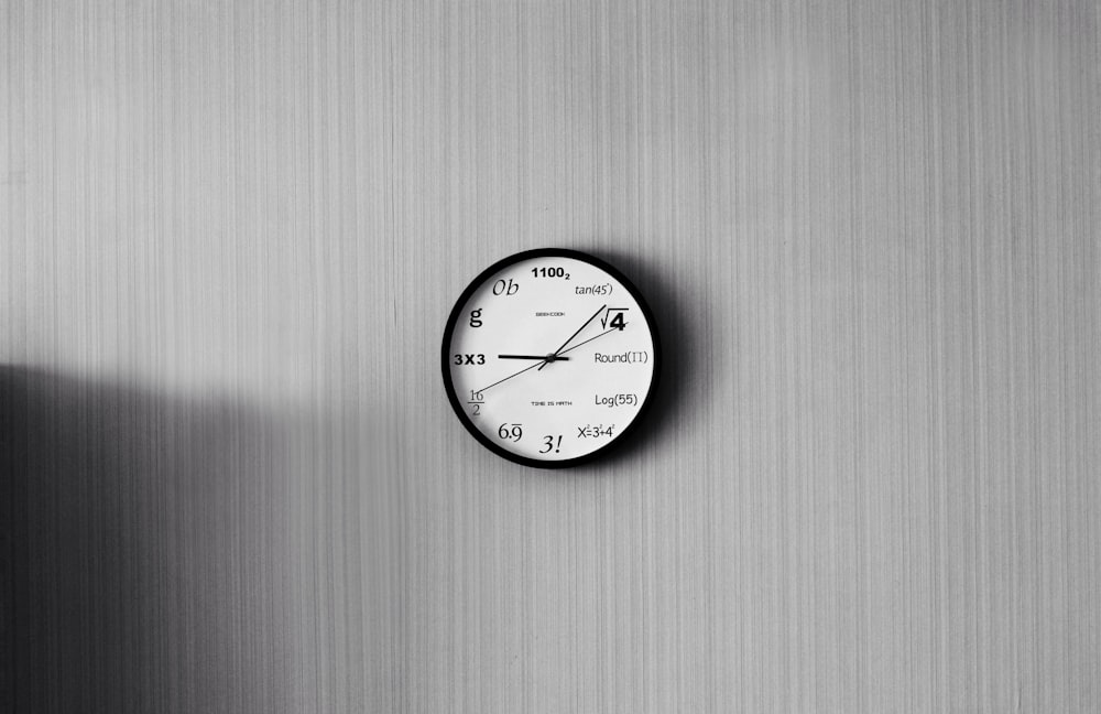 Lettura dell'orologio analogico rotondo bianco e nero alle 9:10