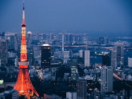 A vibrant cityscape at dusk symbolizing dynamic and transparent news coverage