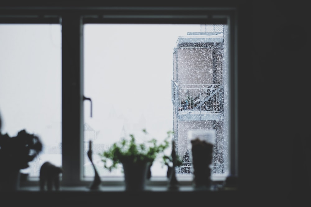 Fotografia de foco raso de escadas com neve durante o dia