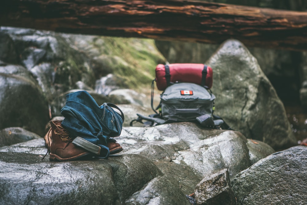 Zwei graue und orangefarbene Rucksäcke auf grauen Felsen bei Tag