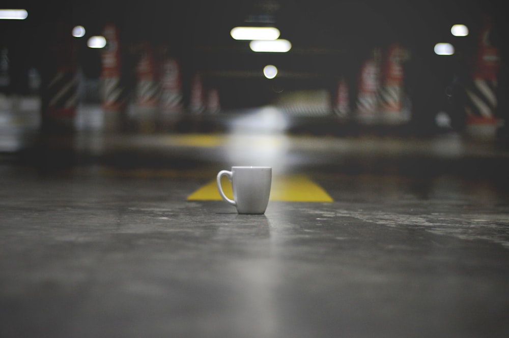 Tasse en céramique blanche au milieu